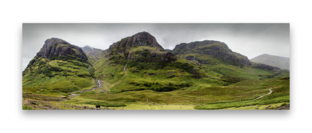 Paysage écossais avec au loin des montagnes verdoyantes sans la moindre trace humaine.