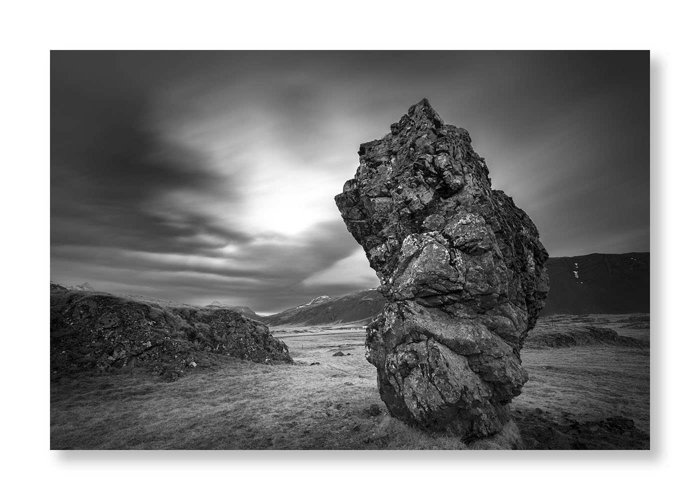Un rocher au milieu de la lande en Islande