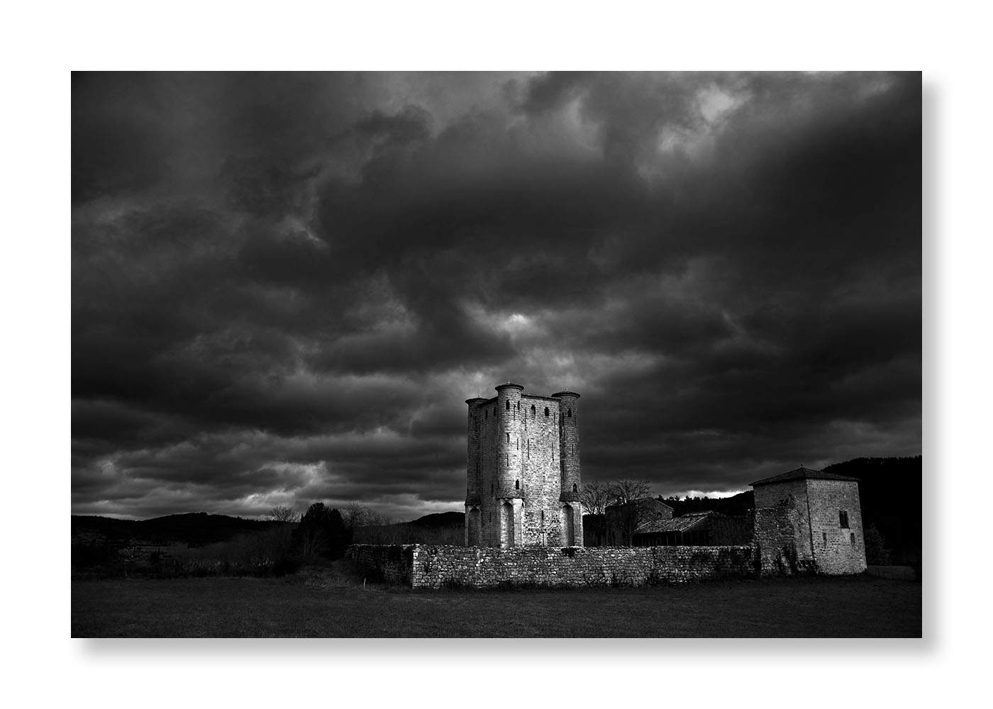 La tour du Château d'Arques sus un ciel menaçant