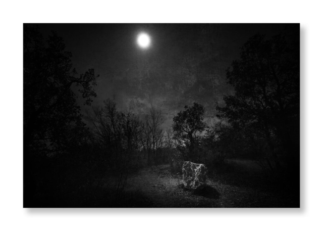 Une pierre de Daniel FILLOD de nuit, éclairée par la douce lumière lunaire
