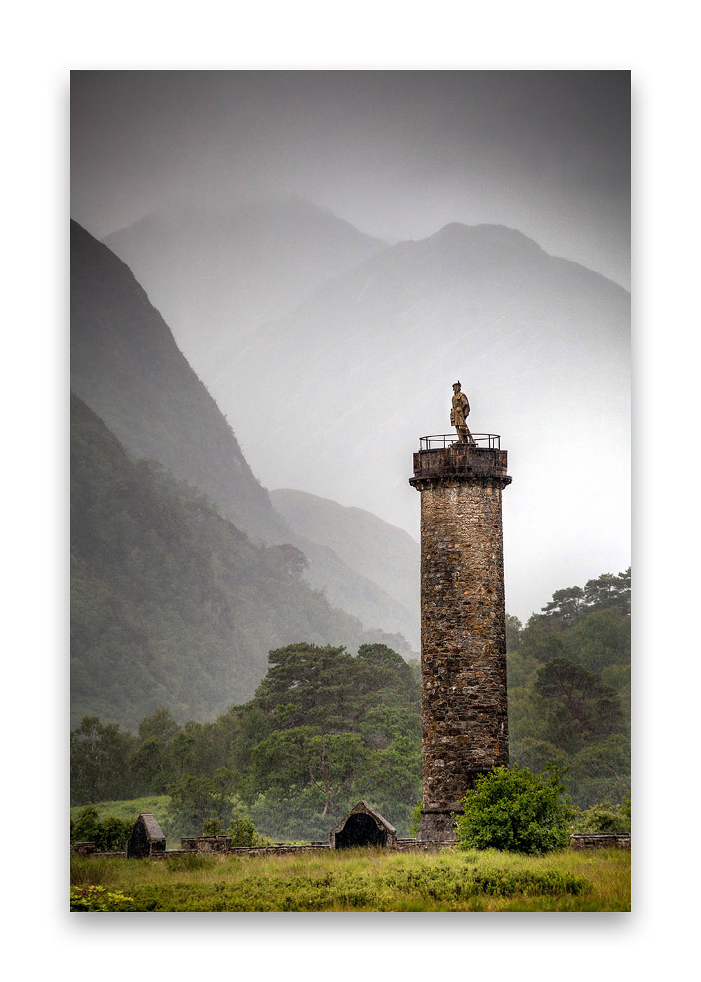 En premier plan la statue de Bonnie Prince Charlie, un héros écossais. Au loin les montagnes écossaises.