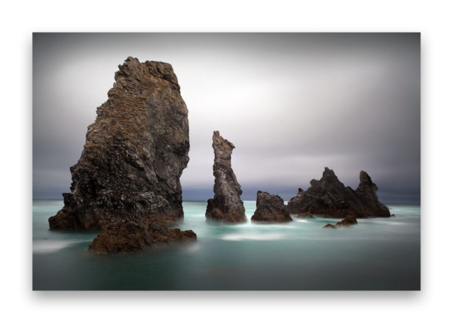Sur la côte sauvage, ces rochers de plus de 30 mètres de haut, ont inspiré notamment le peintre Claude Monet qui les a immortalisés sur plusieurs toiles lors de sa venue à Belle-Île-en-Mer.