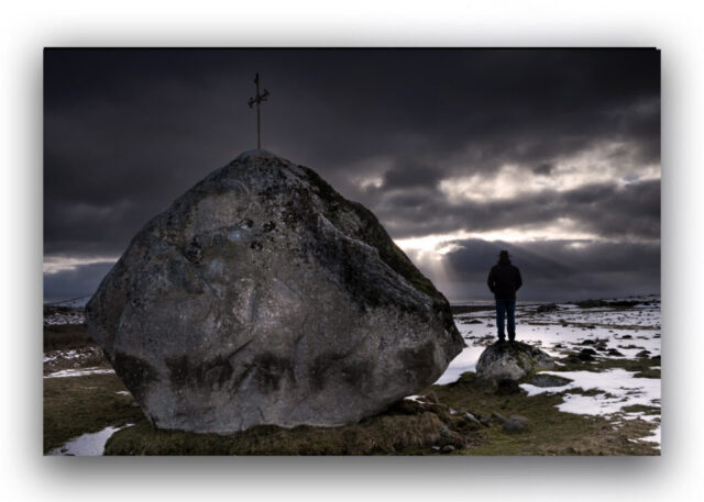 Lozère, plateau de l’Aubrac, Occitanie, paysage, nature sauvage, étendue, horizon, mystérieux, brume, silence, solitude, atmosphère, lumière douce, relief, grand espace, authenticité, sauvage, contemplatif, énigmatique, vent, terre brute, sérénité