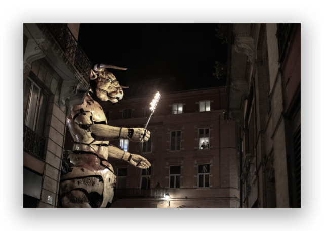 Astérion, le Minotaure, macines dans les rues de Toulouse