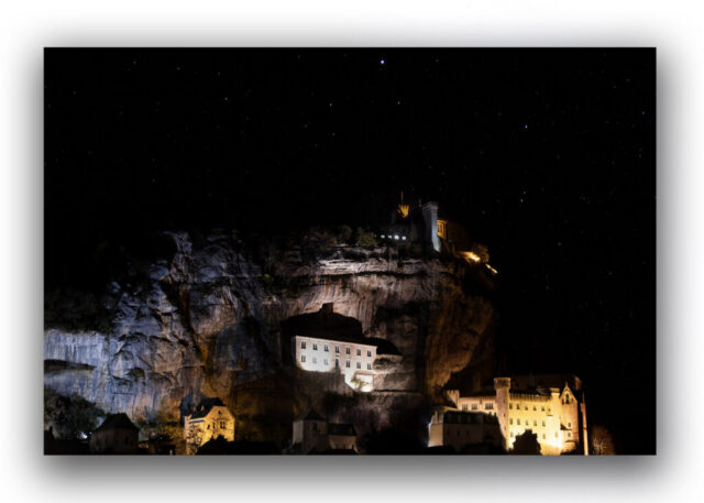 Rocamadour , Lot, Occitanie, Rocamadour, cité médiévale, village perché, sanctuaire, patrimoine, monument historique, site emblématique, destination touristique, incontournable, célèbre, panorama, vallée de l’Alzou, pèlerinage, architecture, falaise, nocturne, illuminé, magique, fascinant